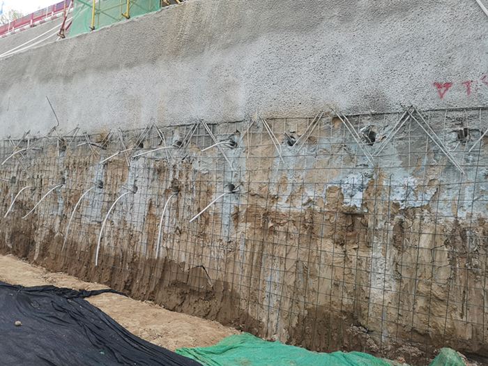 土钉墙支护是将基坑边坡钻孔,插入由钢筋制成的土钉进行注浆加固